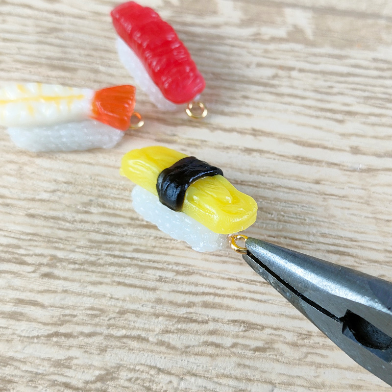 寿司ピアスの作り方 ニッパーでアイピンをねじ込んでいる写真