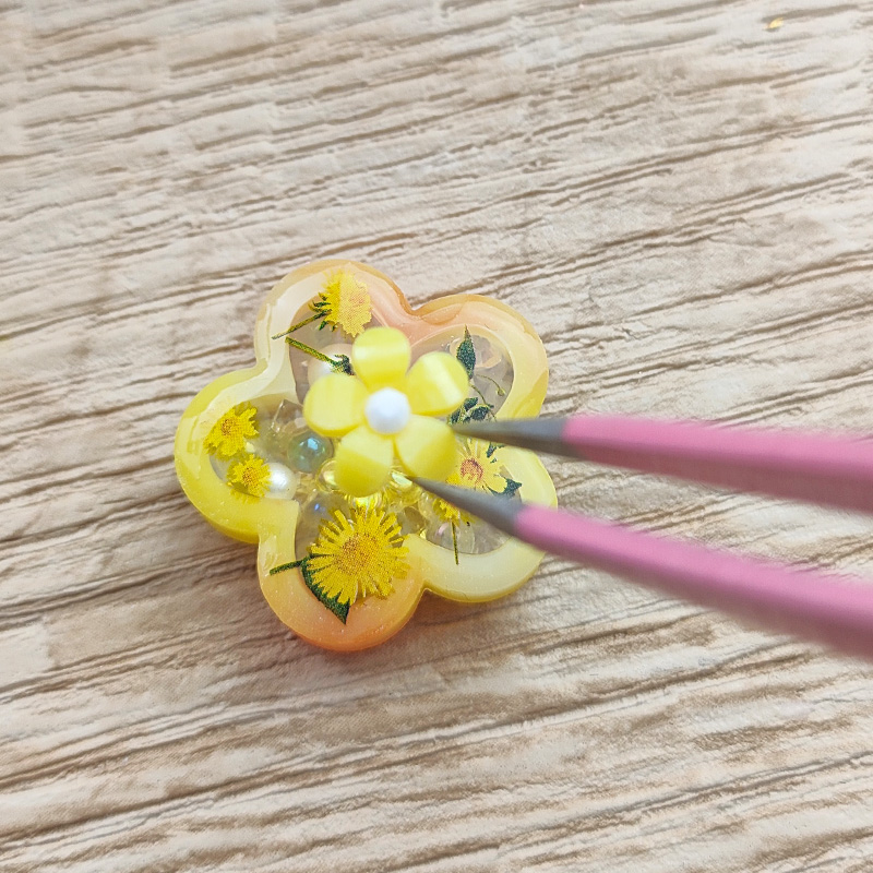 レジンヘアゴムの作り方 お花のミニパーツを置いている写真